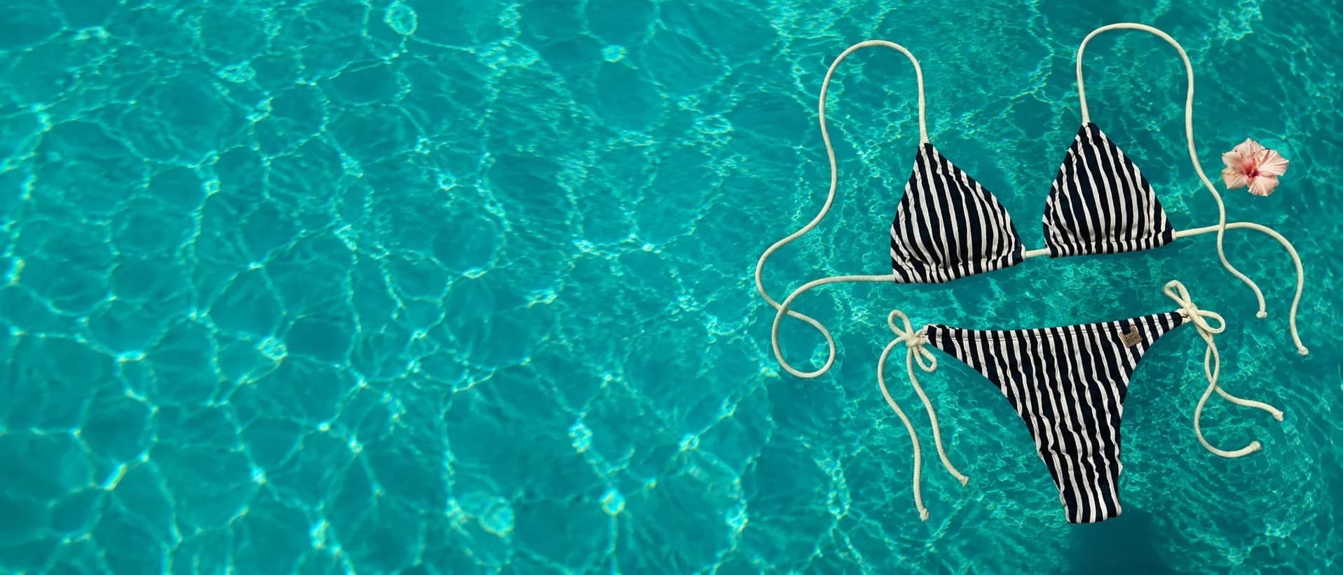 Bikini rayado de Mayma Bikinis sobre el agua